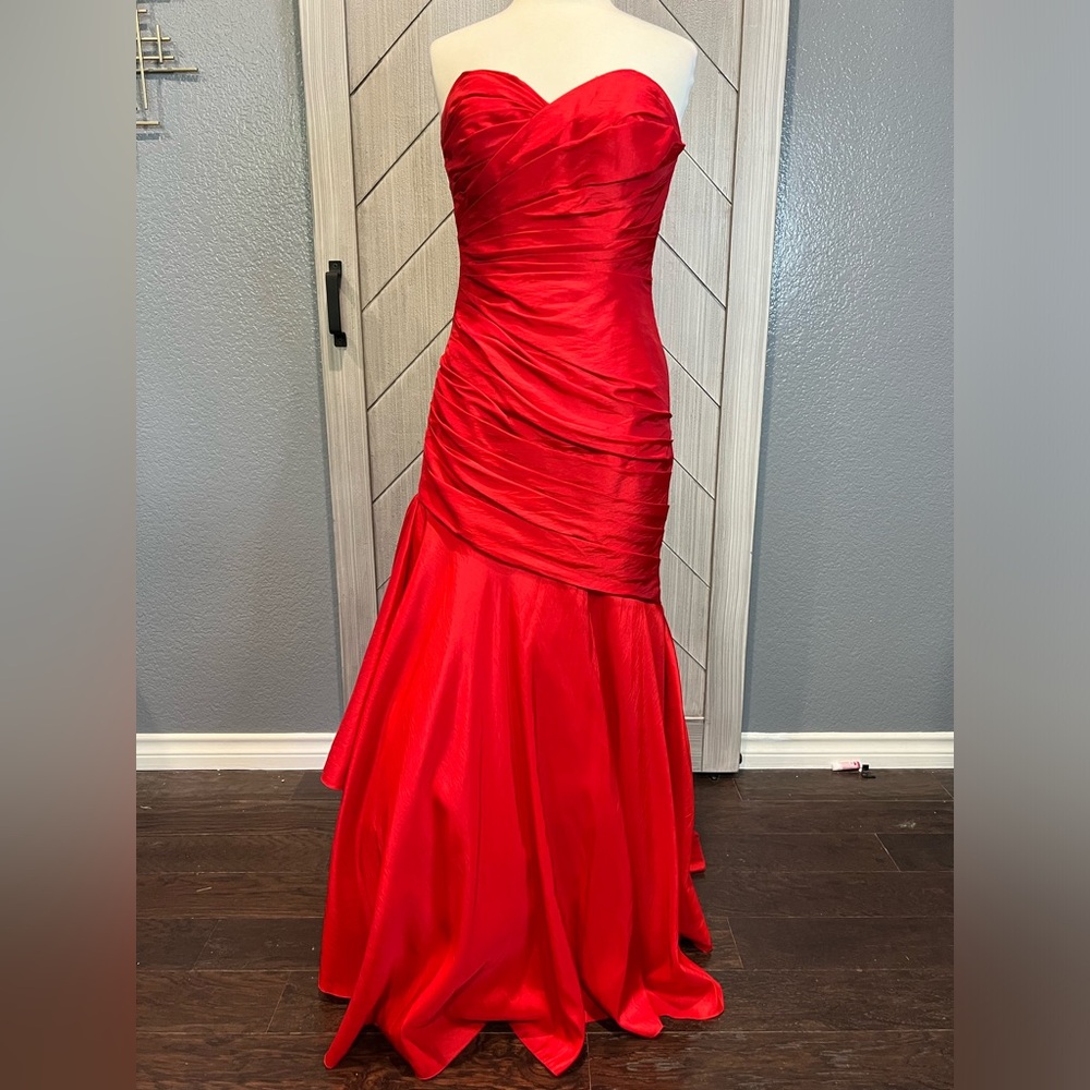 Red Prom/Bridesmaid Dress Strapless w/Train Size 6